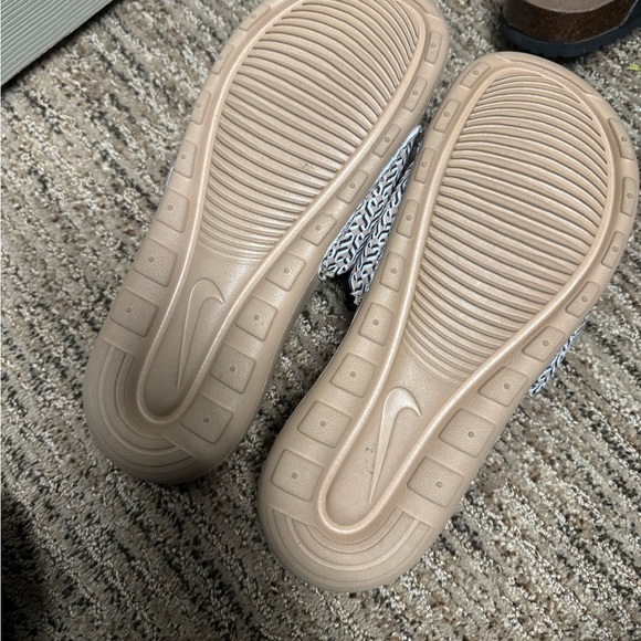 Women’s size 6 Nike slides - Picture 4 of 4